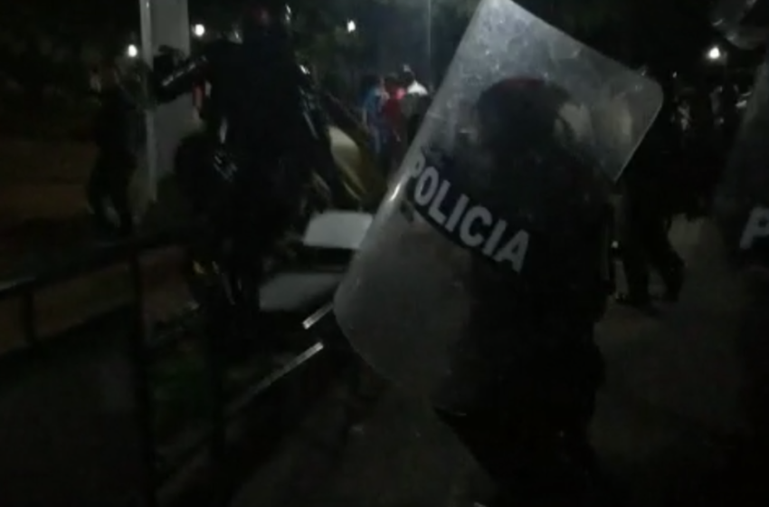  Manifestantes y comunidad se enfrentaron en Agrado, Huila