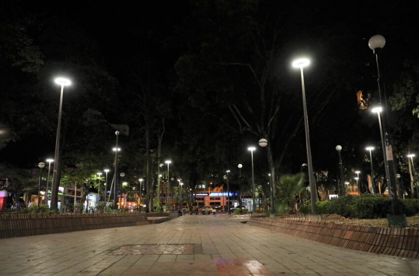  Iluminado y más seguro: así luce hoy el parque Santander tras inversión de la alcaldía de Neiva